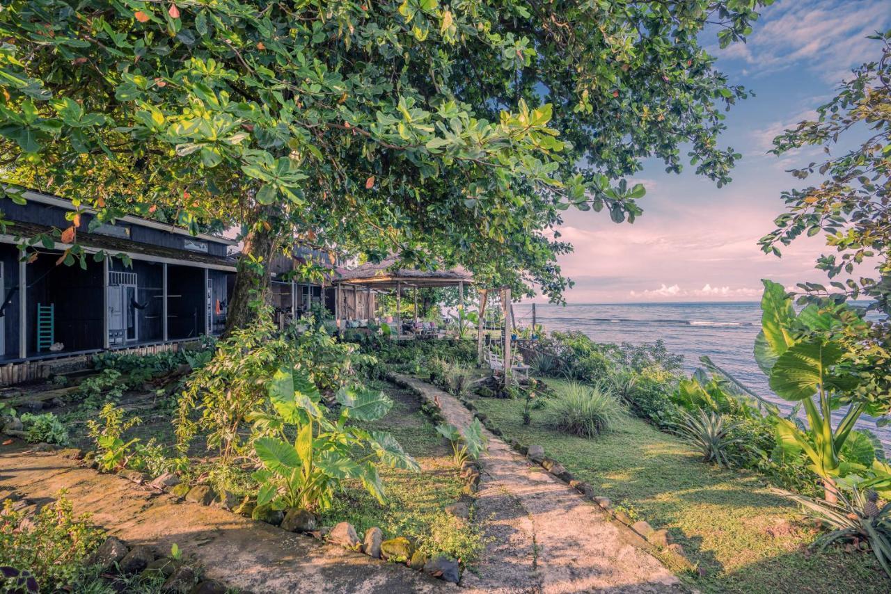 Sanctum Una Una Eco Dive Resort Pulau Unauna Exteriör bild
