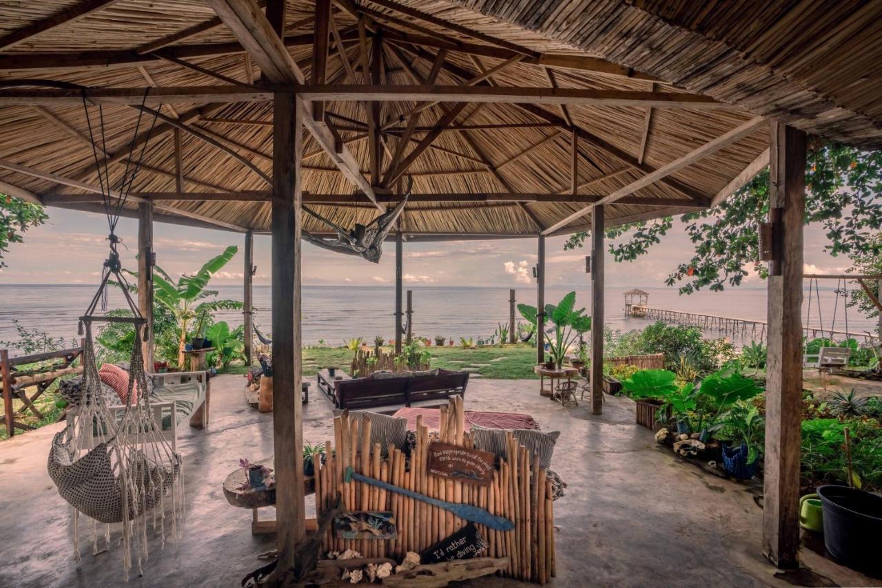 Sanctum Una Una Eco Dive Resort Pulau Unauna Exteriör bild