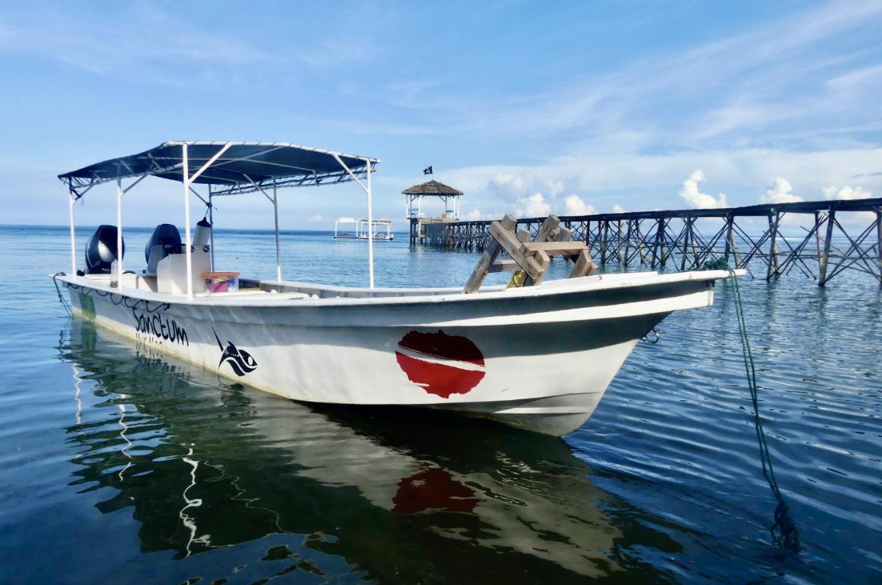 Sanctum Una Una Eco Dive Resort Pulau Unauna Exteriör bild